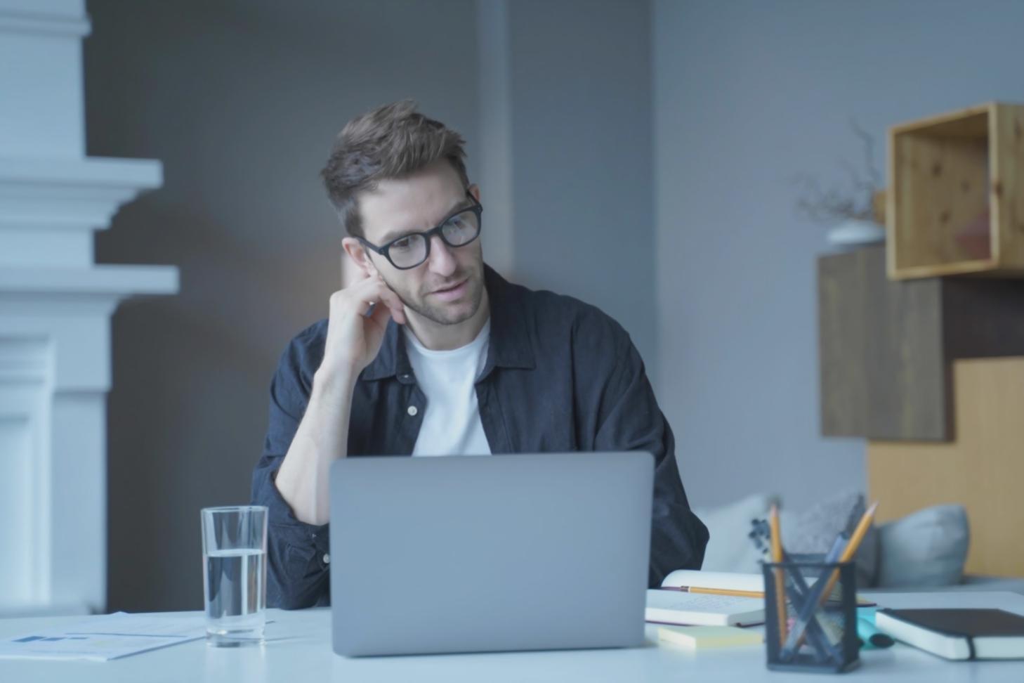 Profesionales analizando datos financieros en sesión de formación empresarial